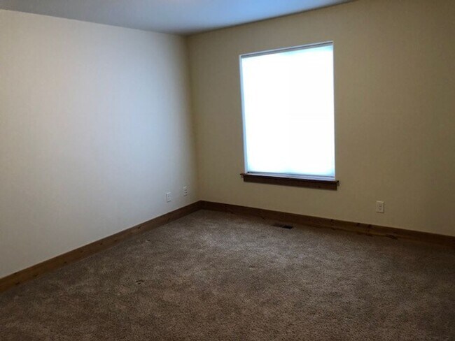 Building Photo - Comfortable Living in the Heart of Valley ...