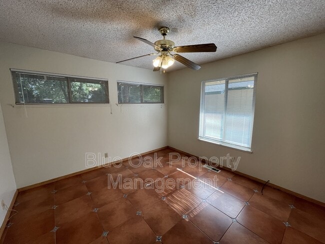 Building Photo - 930 St Clair Dr