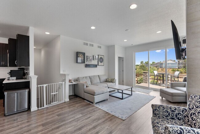 Building Photo - 4 Bedroom, 2 bath in Fort Collins - Backs ...