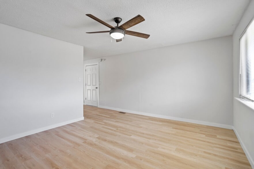 Building Photo - 2050 Del Mar Dr