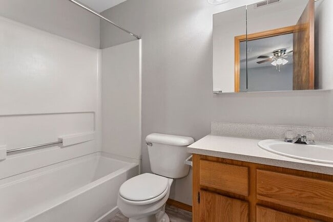 Building Photo - 3 bedroom townhouse with Garage!! Wont las...