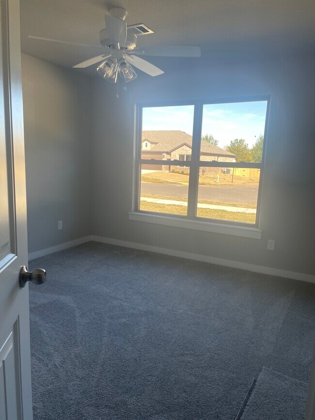 Building Photo - 521 Little Lona Ave