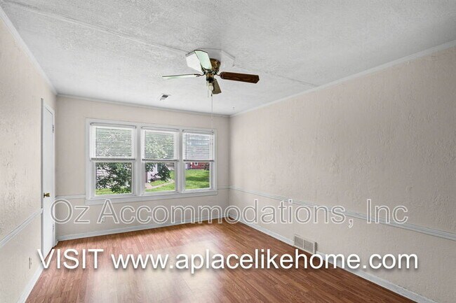 Building Photo - 563 S Ash Ave