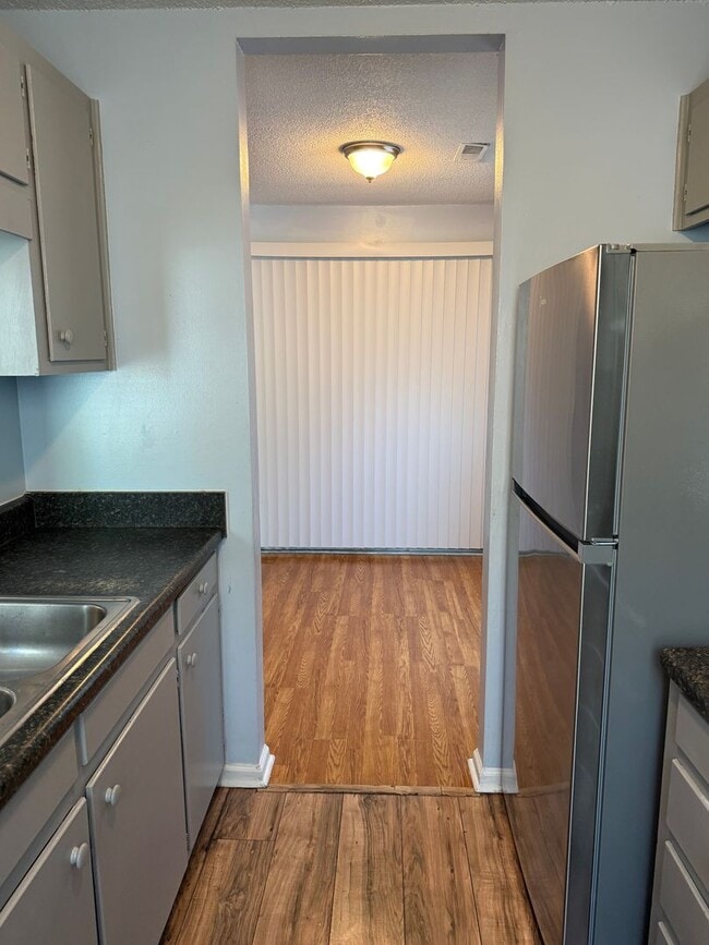 Building Photo - Freshly Painted 2Br 2Ba Duplex
