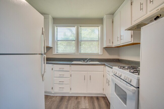 Building Photo - Central Pensacola 2BR Home with Fenced Yard, Updated Interior & Immediate Availability