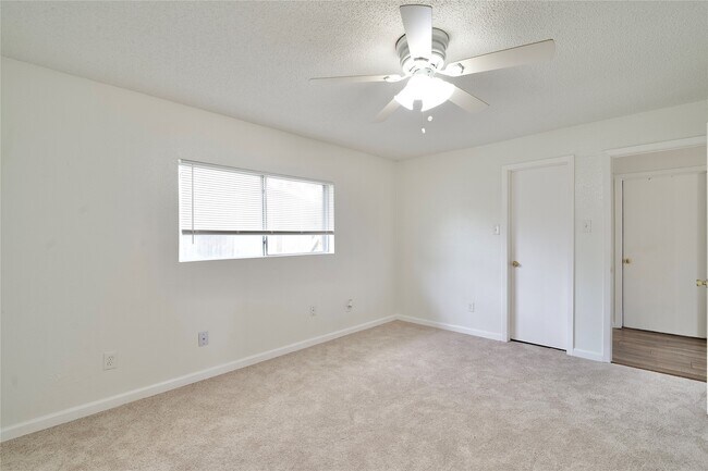 Building Photo - 10810 Parkland Woods Dr