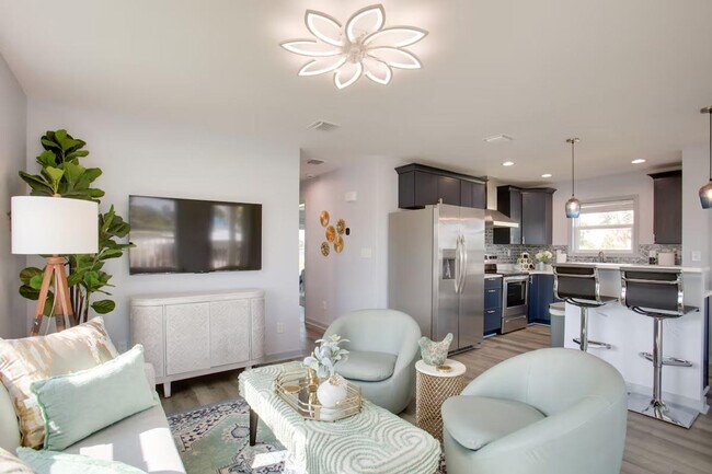 Building Photo - 13611 Catbird Dr