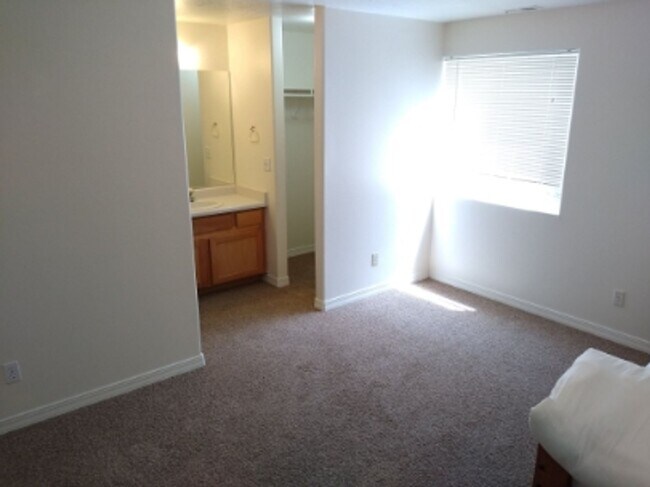 Building Photo - Cozy Student Housing! Private Rooms Available with Private Bathroom!