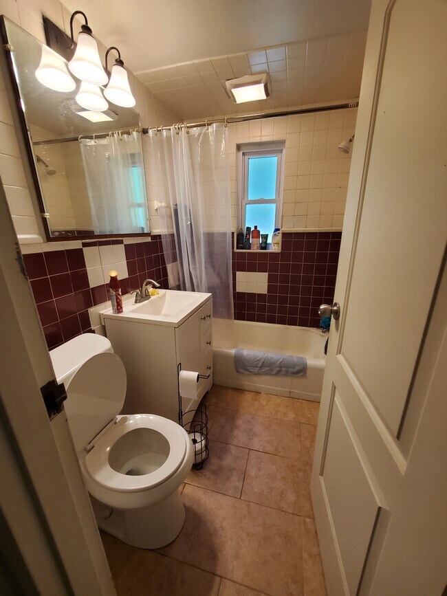 Building Photo - 834 Oranmore St