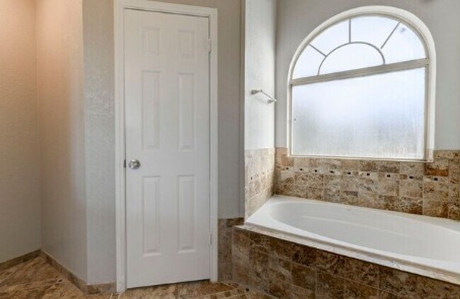 Building Photo - AVAILABLE NOW  (SECTION 8 ACCEPTED)