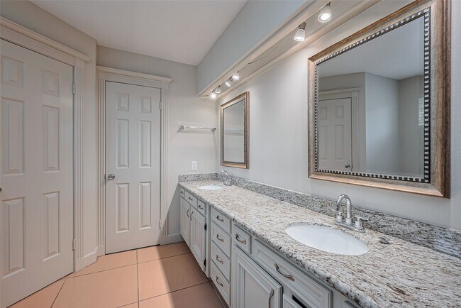 Building Photo - 2727 Raintree Dr