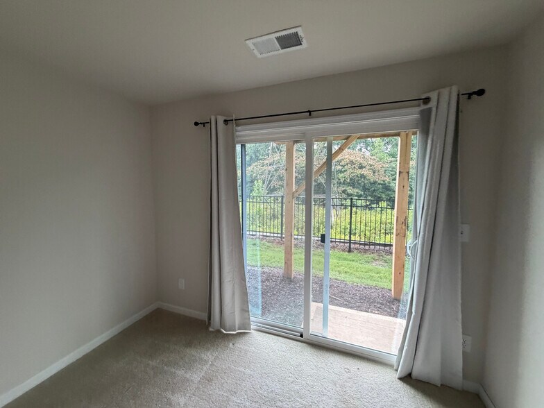 Building Photo - Room in Townhome on Beeler Ln