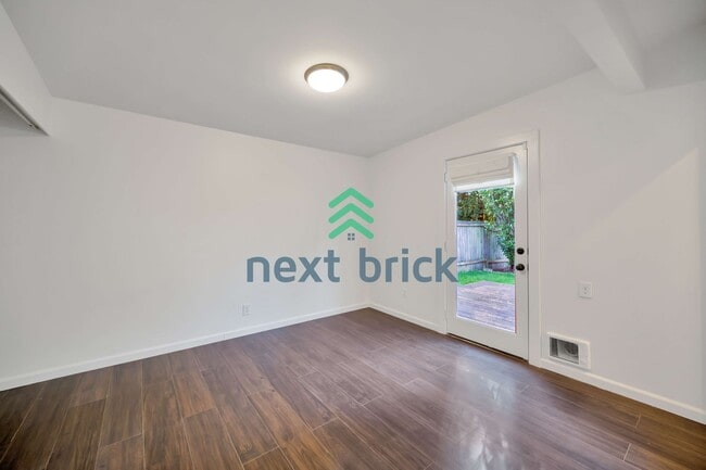 Building Photo - 2 Bed and 2 Bath Single Family is Availabl...