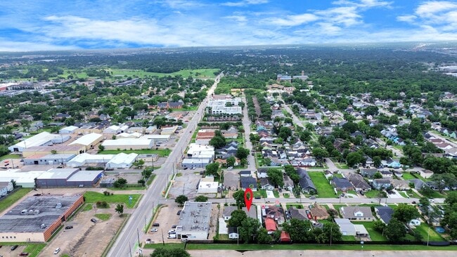 Building Photo - 1218 Des Jardines St