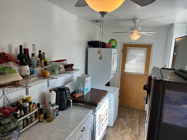 Building Photo - 638 Sheldon St