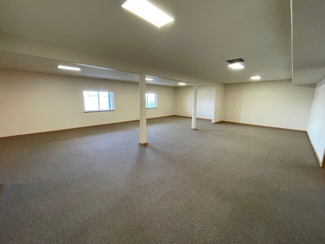 Building Photo - Spacious and Modern 3 Bedroom Sunlit Basem...