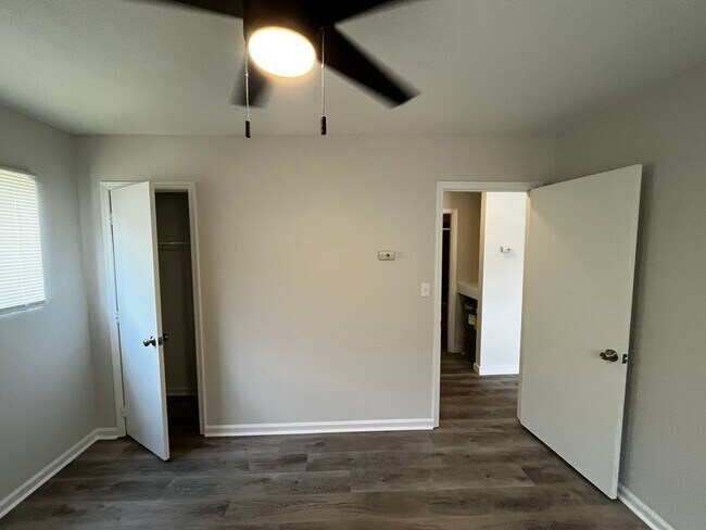 Building Photo - Newly Renovated Unit!