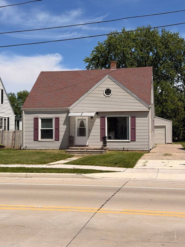 Building Photo - 637 Racine St