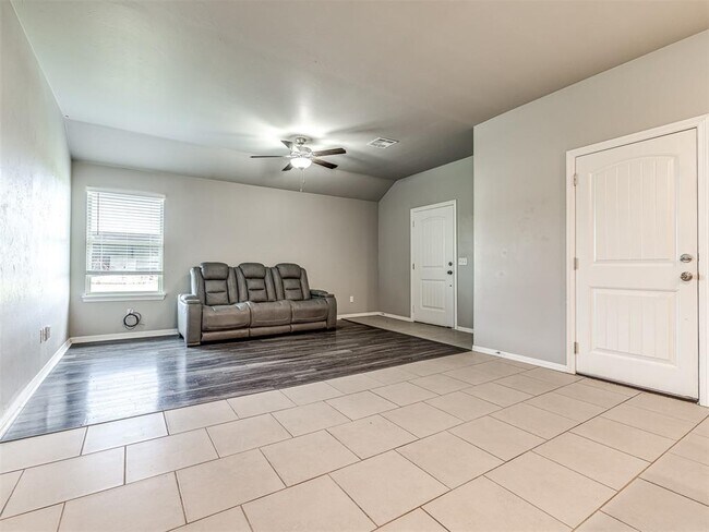 Building Photo - 609 N 5th St