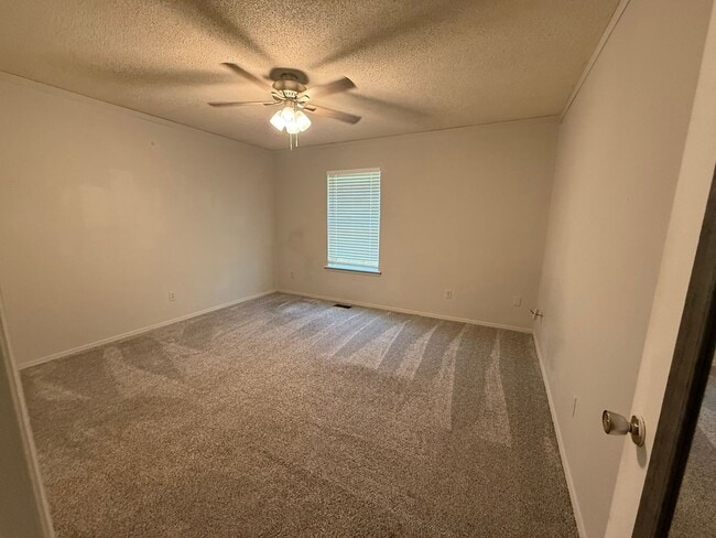 Building Photo - 3 bed 2 bath 2 car garage house