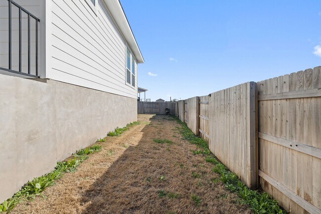 Building Photo - 408 Black Opal Dr