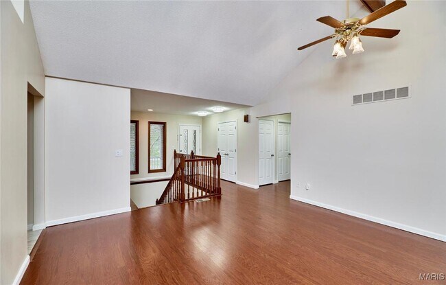 Building Photo - 157 S Kings Rd