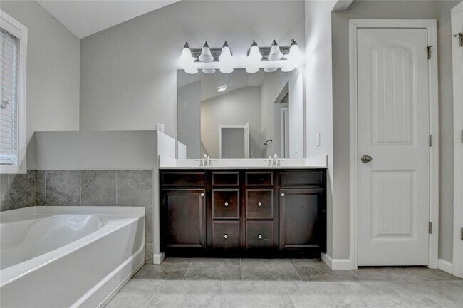 Building Photo - 7325 Heritage Oak Ct