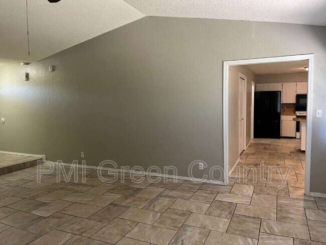 Building Photo - 900 W Norman St