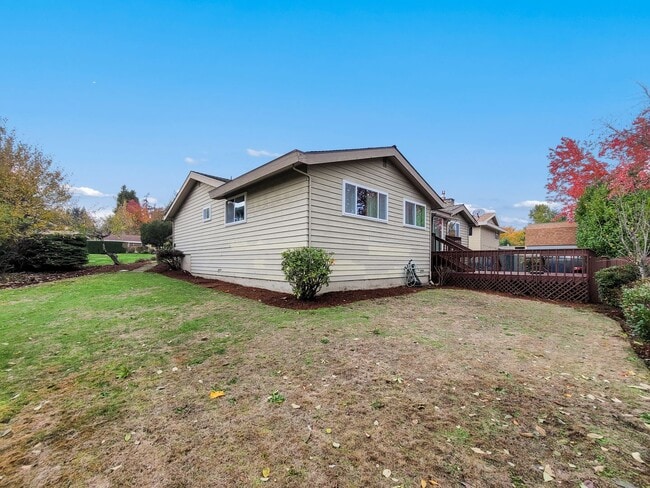 Building Photo - Charming Rambler with Abundant Natural Lig...