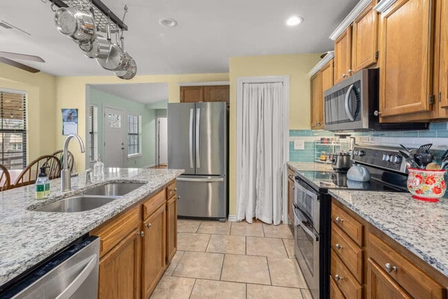 Building Photo - 2110 Loren Cir