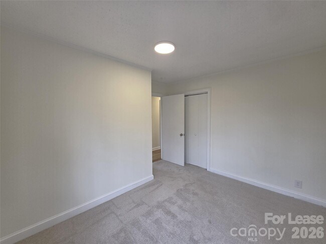 Building Photo - 1407 Sherwood Dr