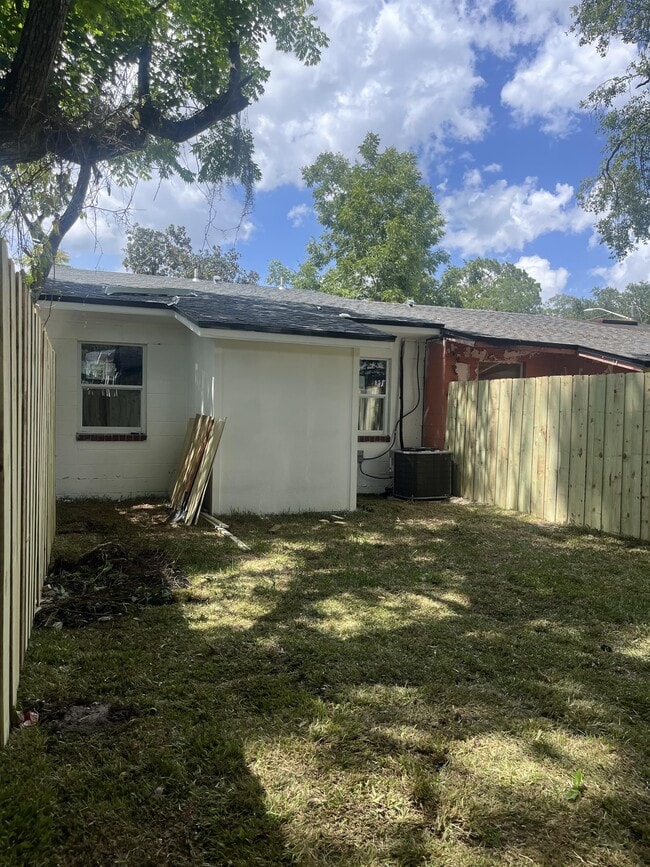 Building Photo - 4504 Ken Knight Dr N