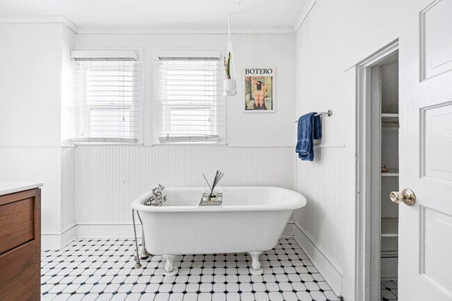 Building Photo - Spacious, historic 3-bdrm/1.5-bath home in...