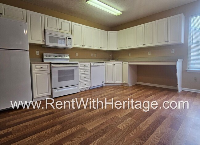 Building Photo - GORGEOUS LAKE VIEW HOME IN POPULAR LAKERIDGE SUBDIVSION! GREAT LOCATION - CLOSE TO EVERYTHING