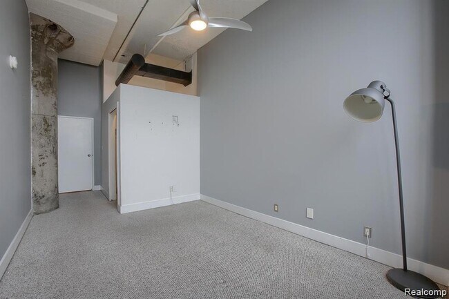 Building Photo - 6533 E Jefferson Ave