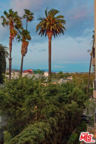 Building Photo - 447 N Doheny Dr