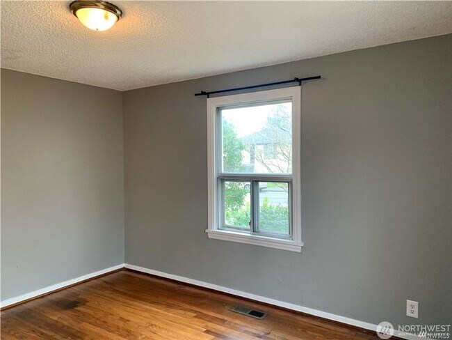 Building Photo - 2bd/1ba Seattle Home
