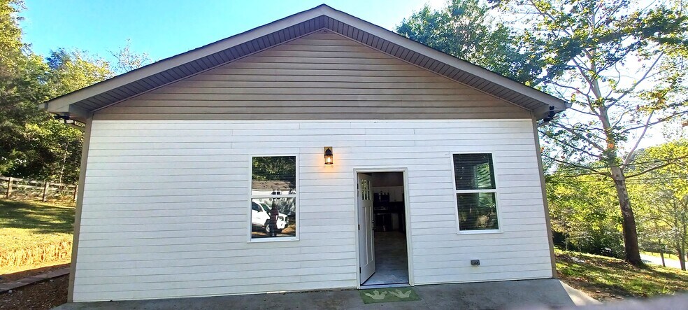 Building Photo - 7477 Old Charlotte Pike