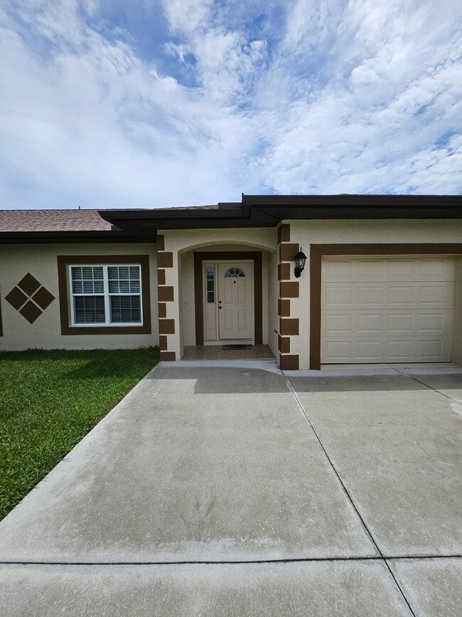 Building Photo - Rotonda Duplex