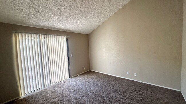 Building Photo - Summerlin Charming retro 2-bedroom home