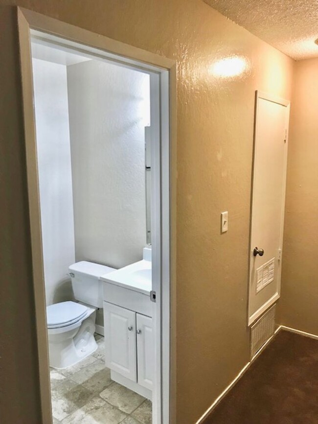 Building Photo - 3 Bed 1.5 Bath Townhouse in Antioch -- COM...