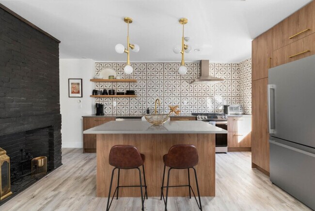 Building Photo - 136 Main St