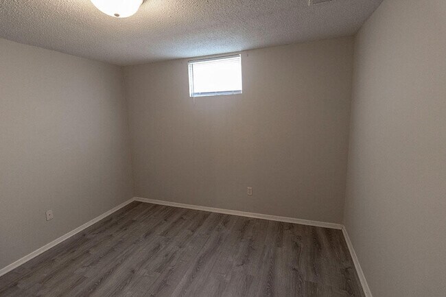 Building Photo - 215 Wheaton Ct