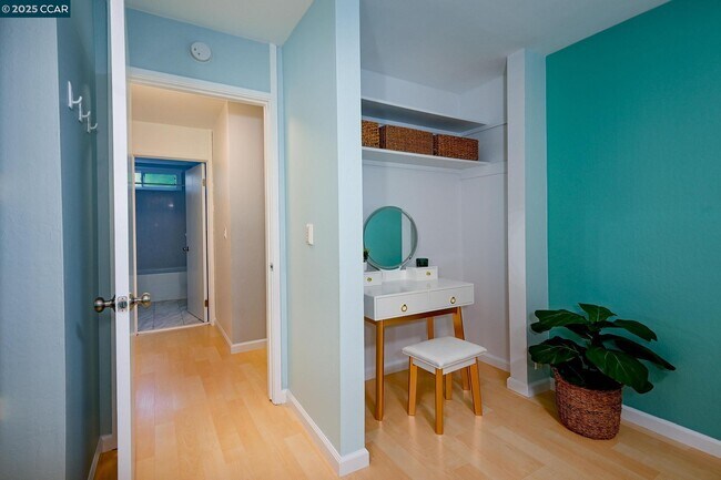 Building Photo - 2560 Walnut Blvd