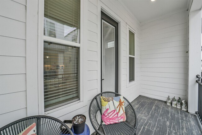 Building Photo - 718 W Donovan St