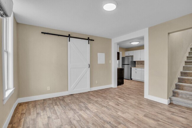 Building Photo - 912 W 13th St