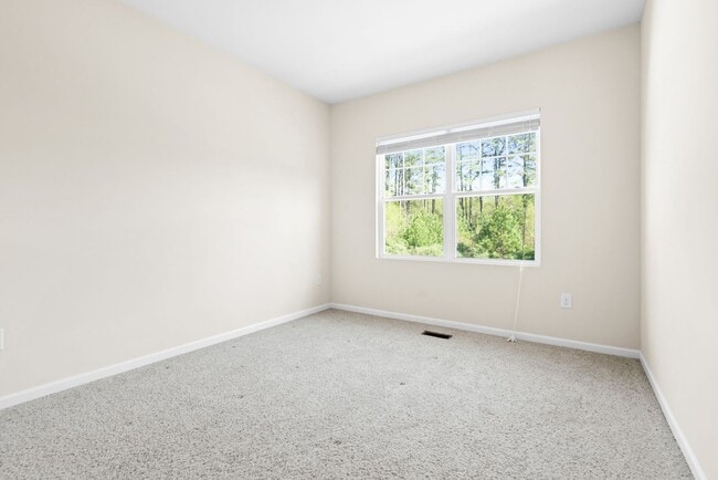 Building Photo - Well Maintained End Unit Townhome with Community Pool! Available July 14th!
