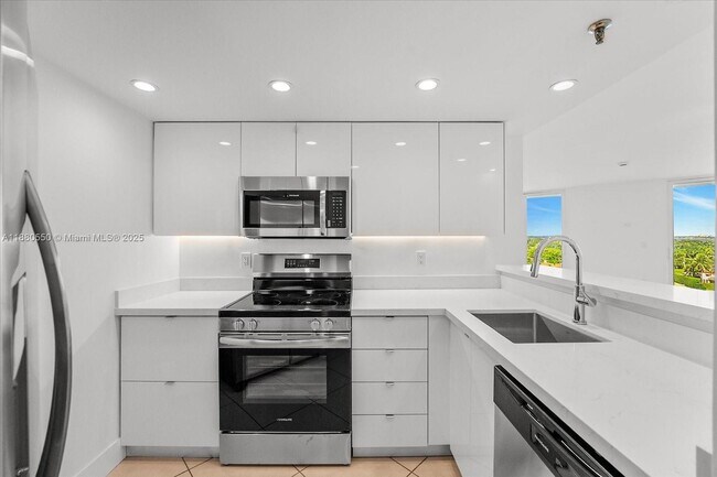 Building Photo - 5880 Collins Ave