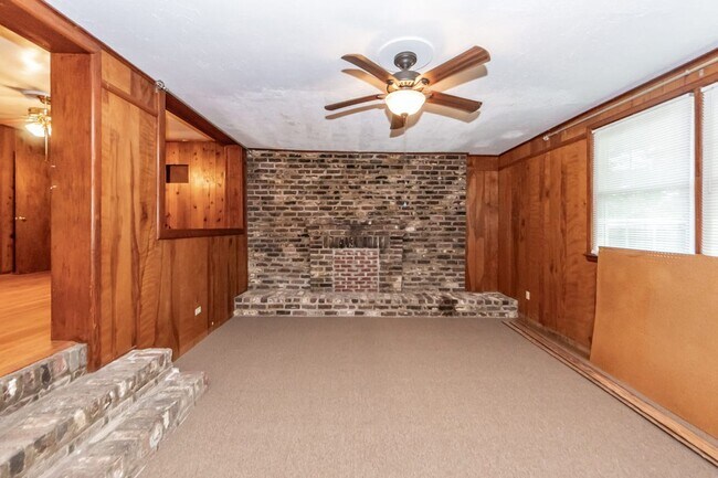 Building Photo - 453 Wade Hampton Dr