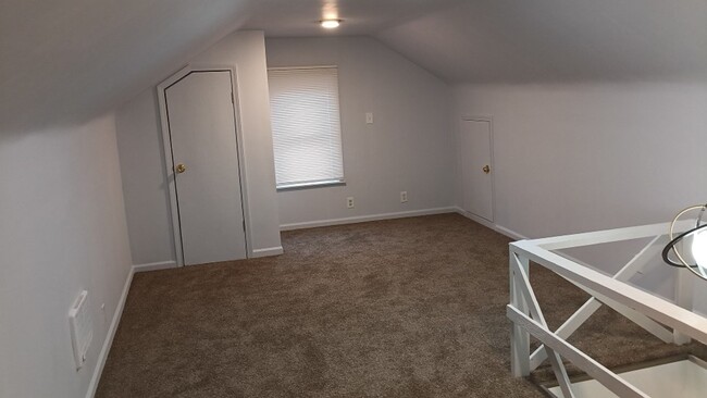 Building Photo - 3 bedroom 1 bathroom on the Westside NOW A...